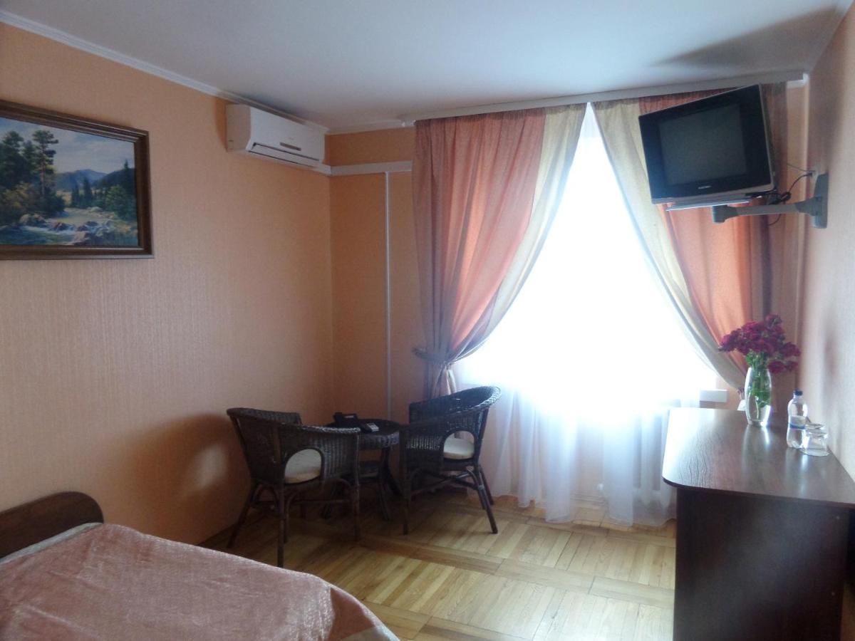 ריבנה Hotel Tourist מראה חיצוני תמונה