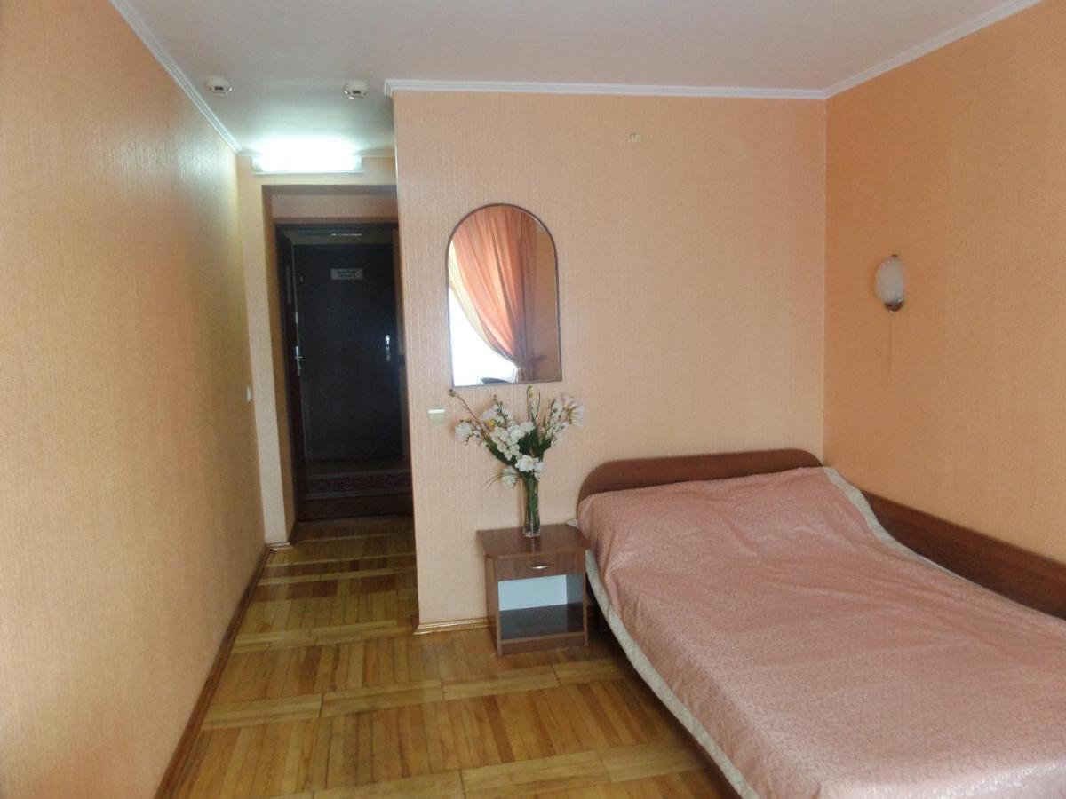 ריבנה Hotel Tourist מראה חיצוני תמונה