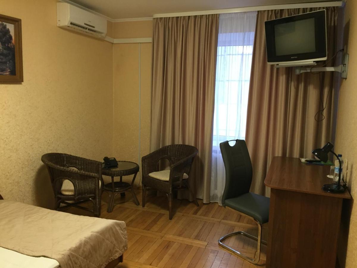 ריבנה Hotel Tourist מראה חיצוני תמונה