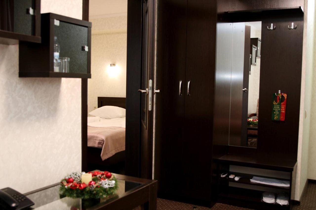 ריבנה Hotel Tourist מראה חיצוני תמונה