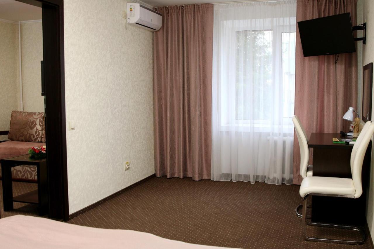 ריבנה Hotel Tourist מראה חיצוני תמונה