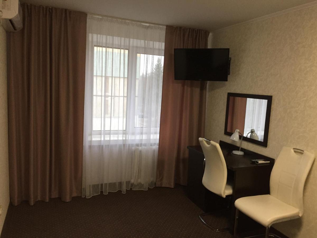 ריבנה Hotel Tourist מראה חיצוני תמונה