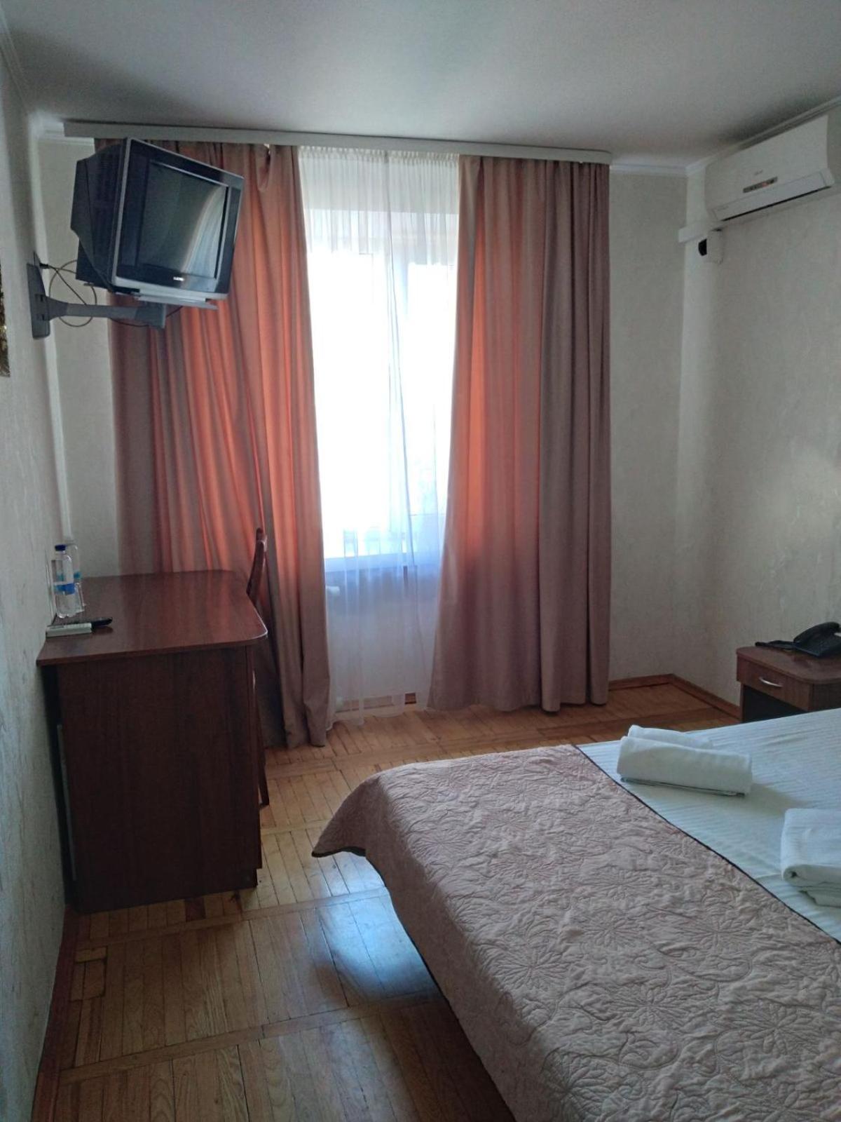 ריבנה Hotel Tourist מראה חיצוני תמונה
