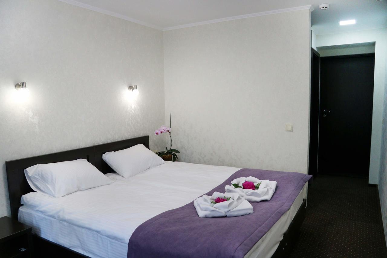 ריבנה Hotel Tourist מראה חיצוני תמונה