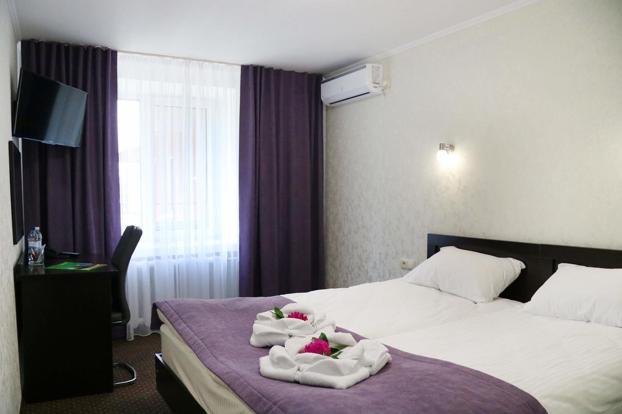 ריבנה Hotel Tourist מראה חיצוני תמונה