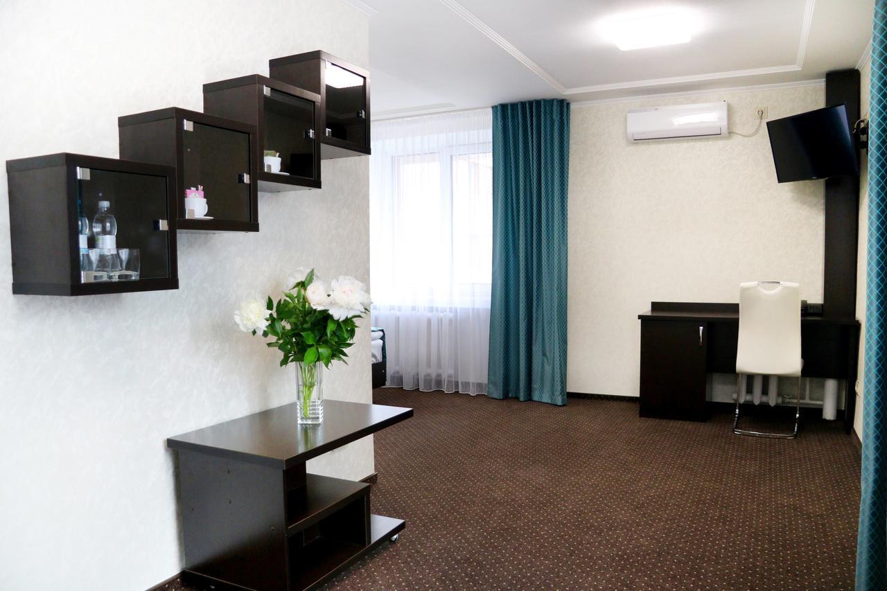 ריבנה Hotel Tourist מראה חיצוני תמונה