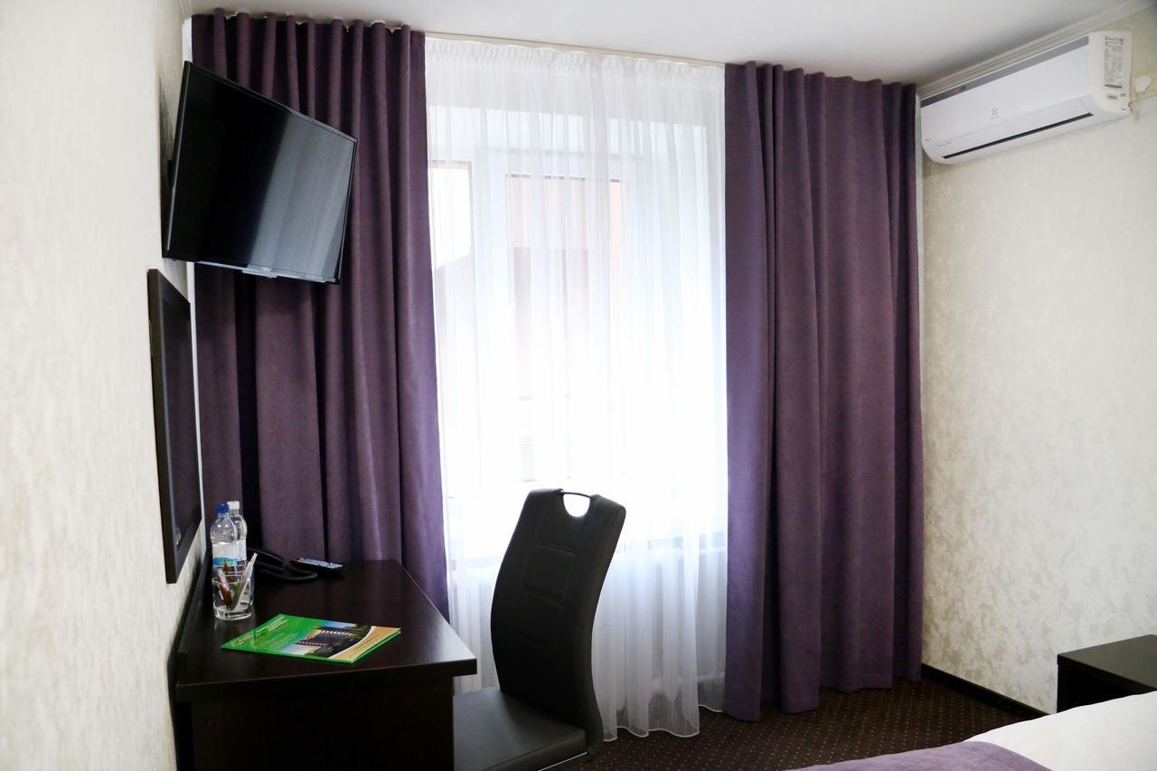 ריבנה Hotel Tourist מראה חיצוני תמונה