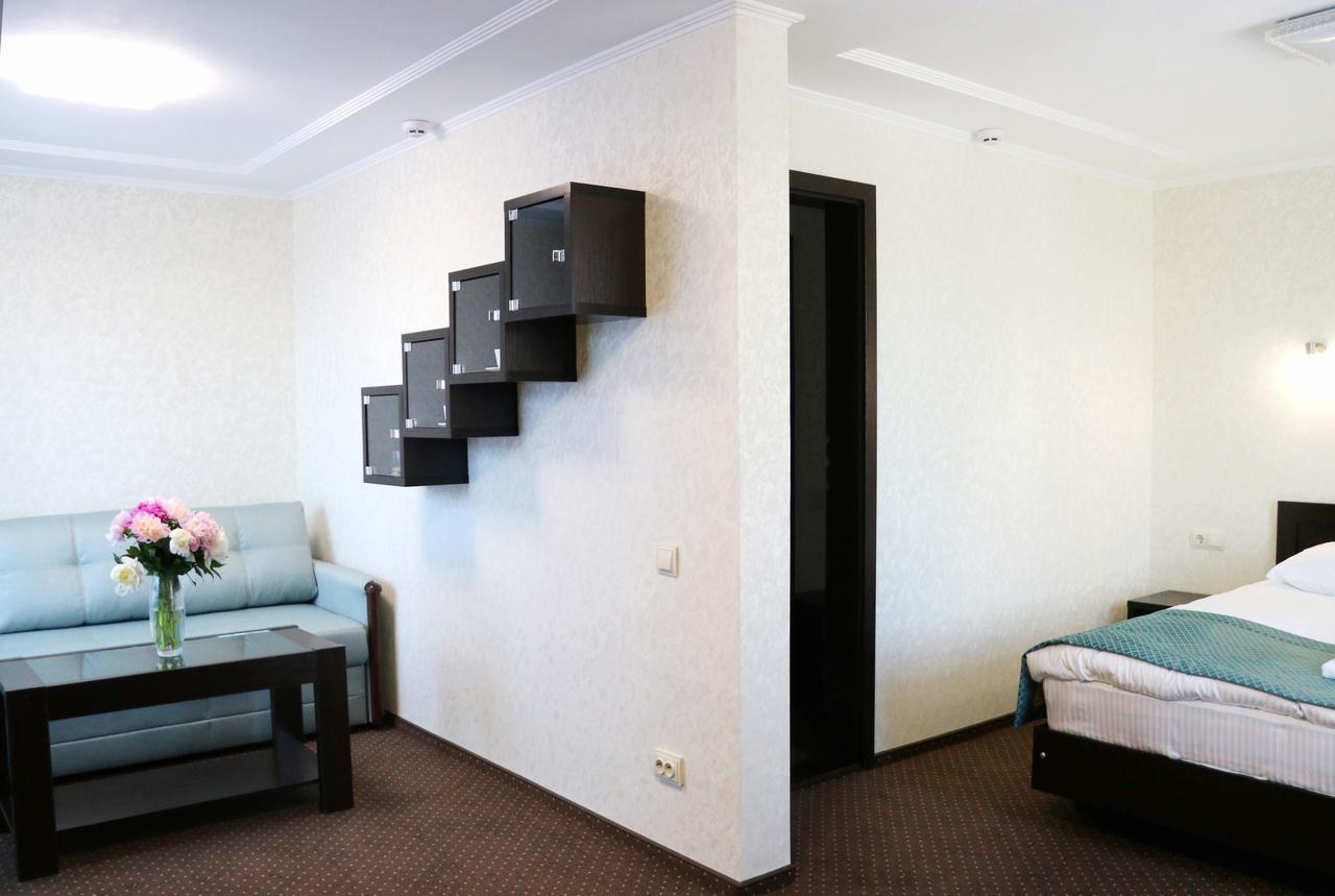 ריבנה Hotel Tourist מראה חיצוני תמונה