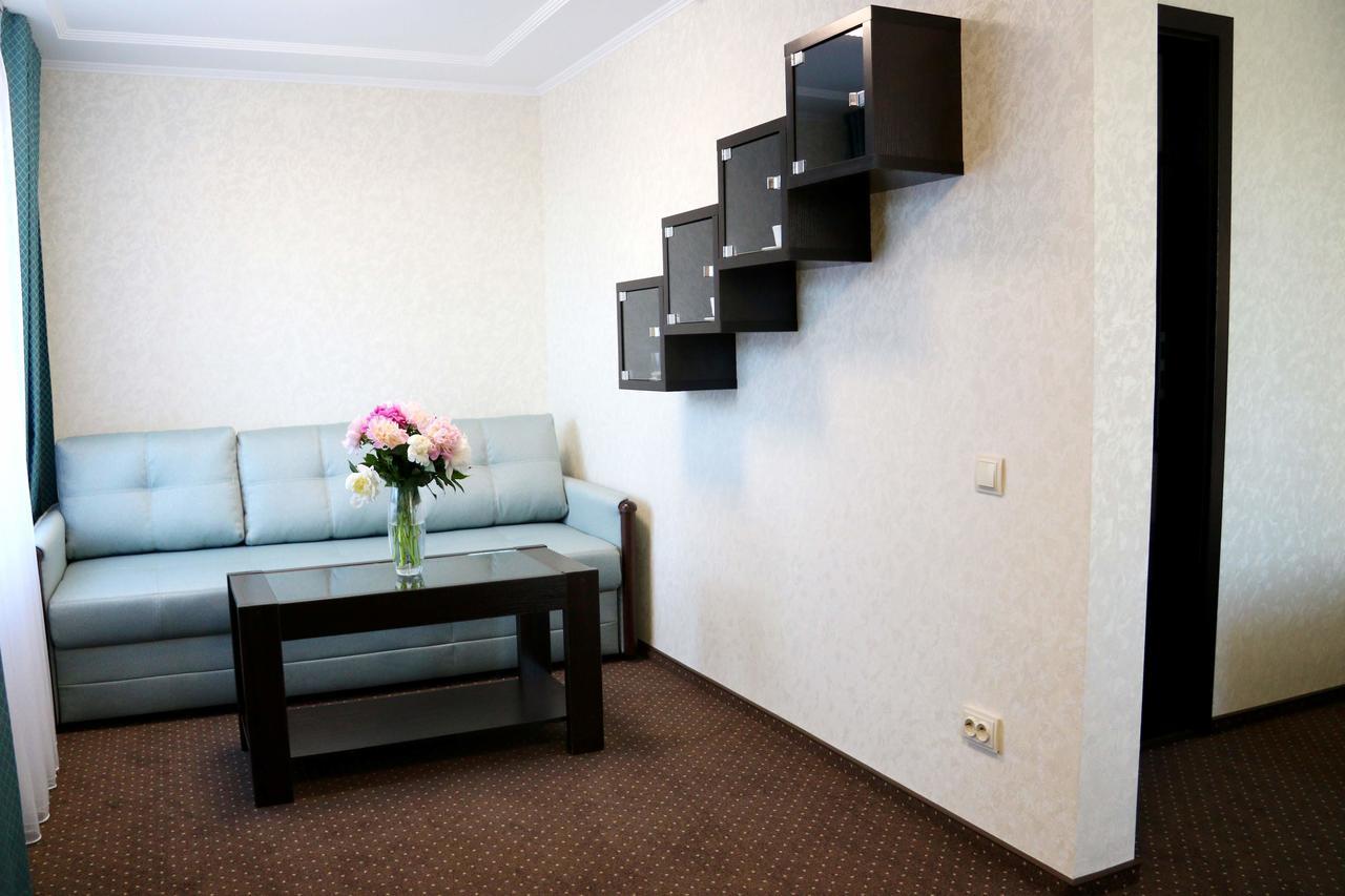 ריבנה Hotel Tourist מראה חיצוני תמונה