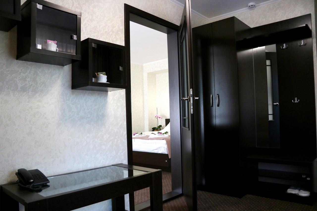 ריבנה Hotel Tourist מראה חיצוני תמונה