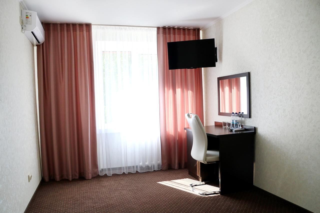 ריבנה Hotel Tourist מראה חיצוני תמונה